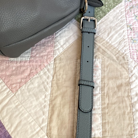 Faux leather handbag. Clutch. Crossbody. Shoulder bag. Putty color. Zip closure. - Picture 6 of 11